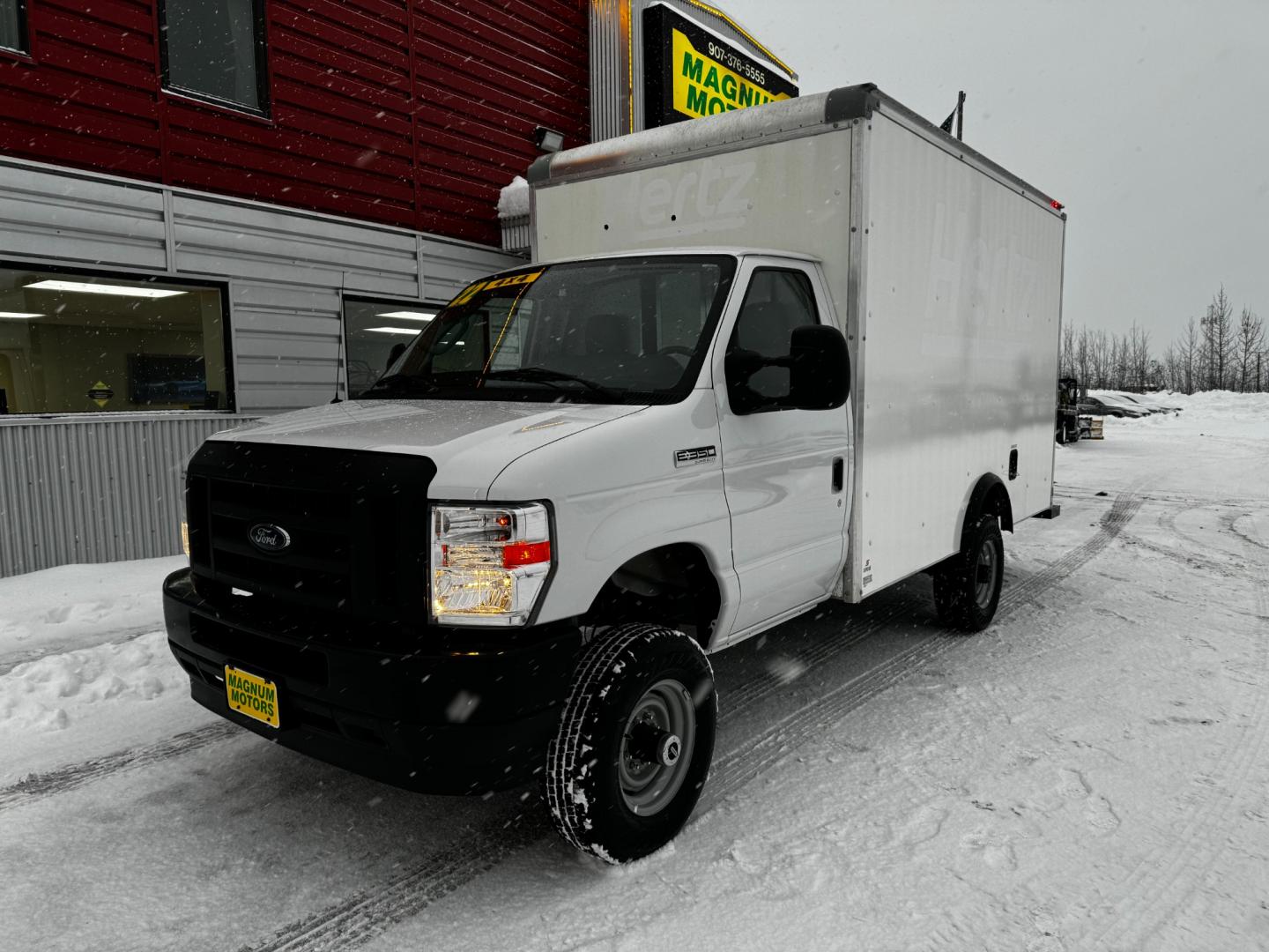 2022 WHITE /Gray FORD E-SERIES E-350 SD (1FDWE3FK8ND) with an 7.3L engine, Automatic transmission, located at 1960 Industrial Drive, Wasilla, 99654, (907) 274-2277, 61.573475, -149.400146 - Photo#0